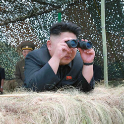 북한 김정은 망원경 보기 보는장면 관찰